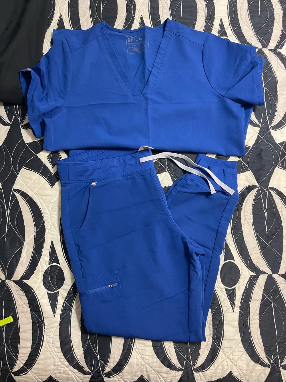 Figs Winning Blue Women's V-Neck Scrub Large Top & Drawstring Pants Set